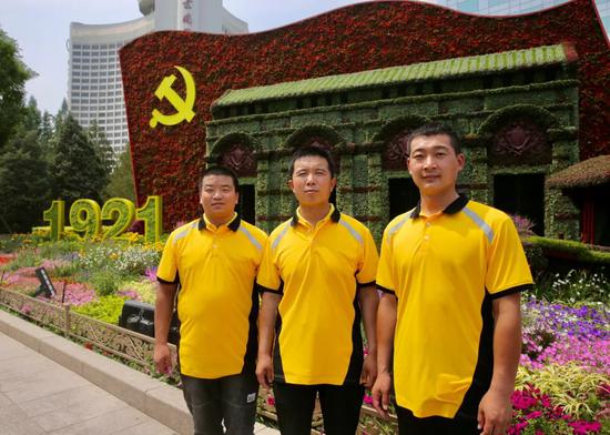  观礼后，李海刚（中）和另外两名骑手合影留念