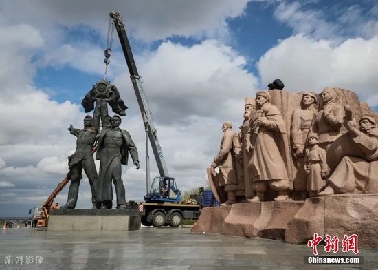  当地时间4月26日，位于乌克兰首都基辅的“人民友谊”纪念雕塑开始拆除，该雕塑象征俄罗斯与乌克兰人民之间的友谊。图片来源：ICphoto