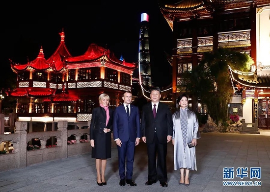 2019年11月5日晚，国家主席习近平和夫人彭丽媛在上海豫园会见法国总统马克龙和夫人布丽吉特。新华社记者 刘彬 摄