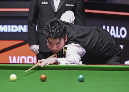 斯佳辉5-2击败范争一，晋级斯诺克德国大师赛32强