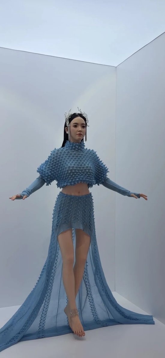 优必选人形机器人真机细节曝光：发型、服饰、妆造可定制，全身版15.98万元，主打情感陪伴，不是男友、女友或伴侣，不适用七日无理由退货