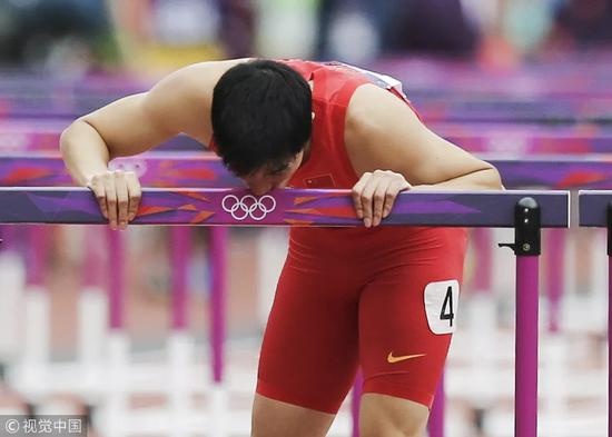 刘翔影帝:媒体:“失踪”的刘翔和他的十年 2012年8月7日,伦敦,2012奥运会中国军团第11日田径,刘翔退赛亲吻栏架告别