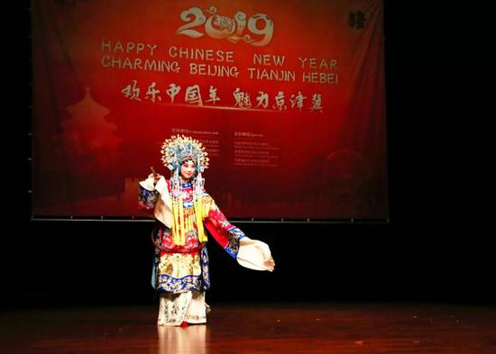 来自北京的京剧演员殷卓瑾表演《贵妃醉酒》和《梨花颂》