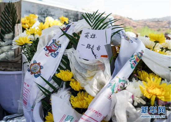 这是在西昌市殡仪馆为牺牲的扑火人员敬献的鲜花和哈达（4月2日摄）。新华社记者张超群　摄