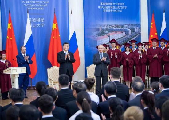 ↑6月6日，习主席在圣彼得堡出席接受圣彼得堡国立大学名誉博士学位仪式，普京总统出席仪式。此前习主席在北京友谊宾馆出席清华大学授予普京总统名誉博士学位仪式。新华社记者李涛摄