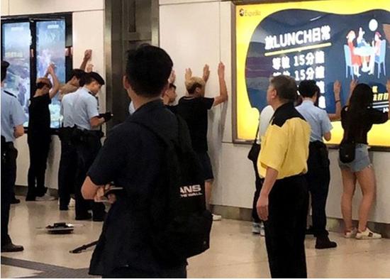 香港警方在地铁站内截查6男2女（图片来源：香港“东网”）