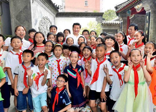 2014年5月30日，习近平总书记来到北京市海淀区民族小学，参加庆祝“六一”国际儿童节活动。这是活动结束后，习近平与学校师生合影留念。（新华社）