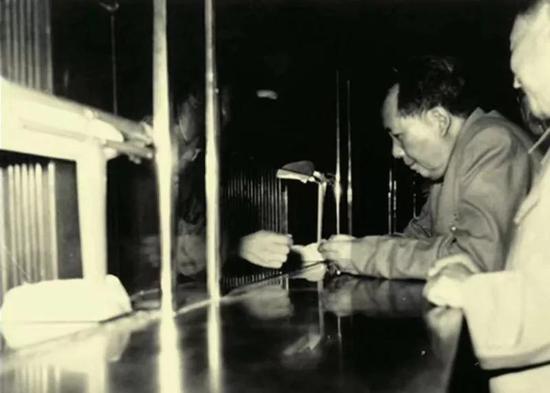 1959年9月14日晚，毛泽东主席视察北京站，在售票大厅通过玻璃窗口接过售票员递出的一张火车票。