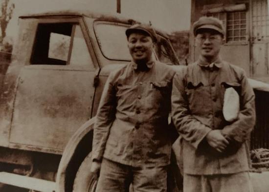 1952年王淦昌（右）在朝鲜战场