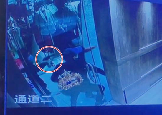 香港铜锣湾表行遭抢劫 3歹徒仅34秒掠走60万名表