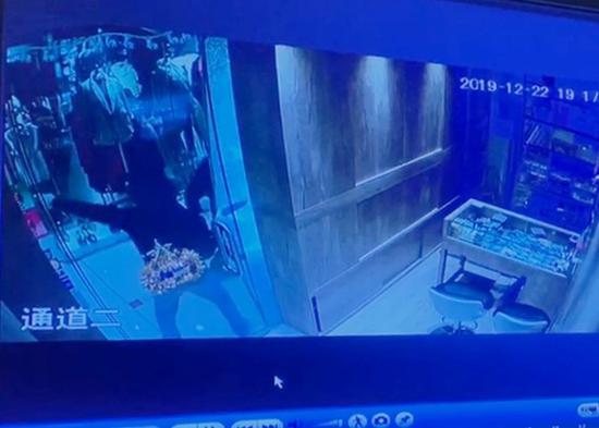 香港铜锣湾表行遭抢劫 3歹徒仅34秒掠走60万名表