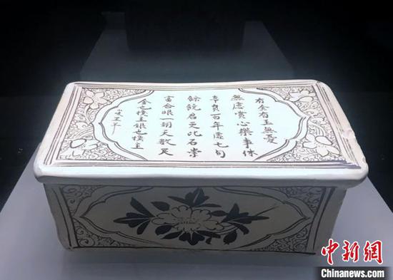 瓷枕上的字画装饰十分精美(邓霞 摄)