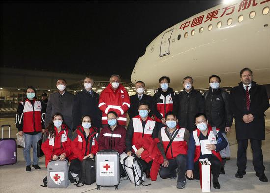  3月12日，在意大利首都罗马，意大利红十字会主席罗卡（后排右六）与中国抗疫医疗专家组一行9人合影。当天，由国家卫生健康委和中国红十字会共同组建的抗疫医疗专家组一行9人抵达罗马，并携带部分中方捐助的医疗物资。新华社记者 程婷婷 摄