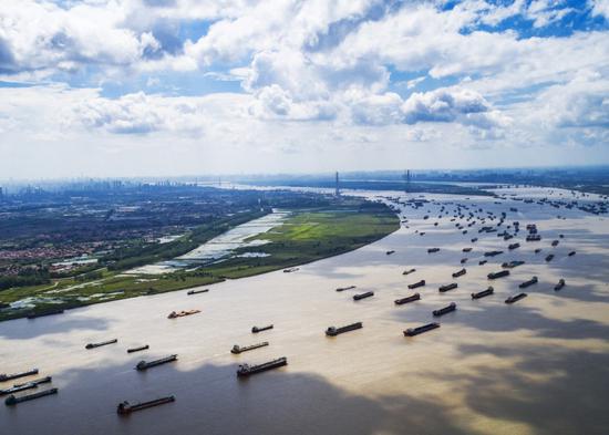 2018年8月13日，船舶在湖北省武汉市阳逻港区水域行驶。