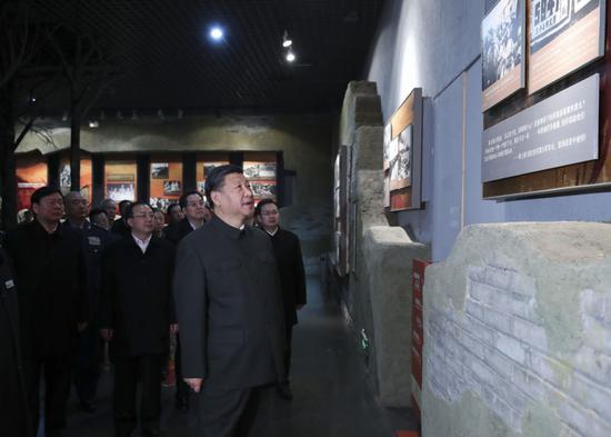 ↑2017年12月13日，习近平在江苏徐州市参观淮海战役纪念馆。
