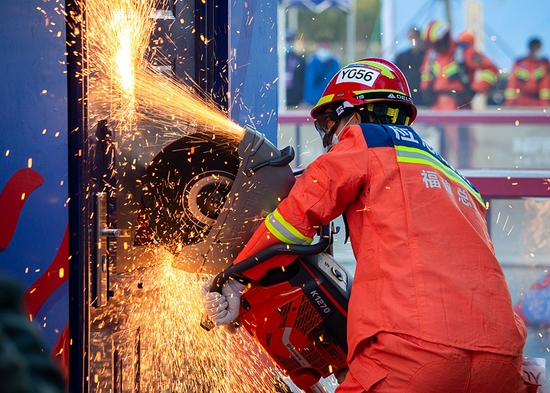 2021年10月28日，参加首届全国消防行业职业技能大赛决赛的消防队员在比赛中。