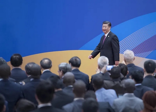 2017年5月15日,“一带一路”国际合作高峰论坛在北京雁栖湖国际会议中心举行圆桌峰会,习近平主持会议并致辞。圆桌峰会闭幕后,习近平会见中外记者,介绍“一带一路”国际合作高峰论坛会议情况和主要成果。图为习近平步入记者会现场。新华社记者 李涛摄