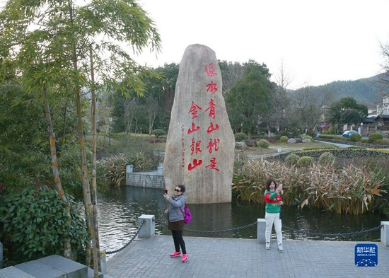 游客在浙江省安吉县余村游览（12月3日摄）。新华社发（夏鹏飞 摄）