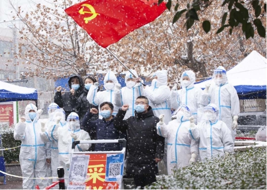 2021年12月25日，咸阳市秦都区机关党员干部下沉社区组织进行核酸采集。张丽萍 摄