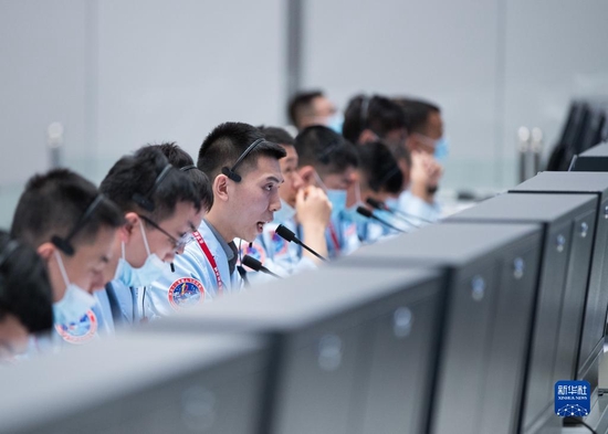 2021年6月17日，在北京航天飞行控制中心，科研人员在监测神舟十二号载人飞船与天和核心舱自主快速交会对接情况。新华社记者 金立旺 摄