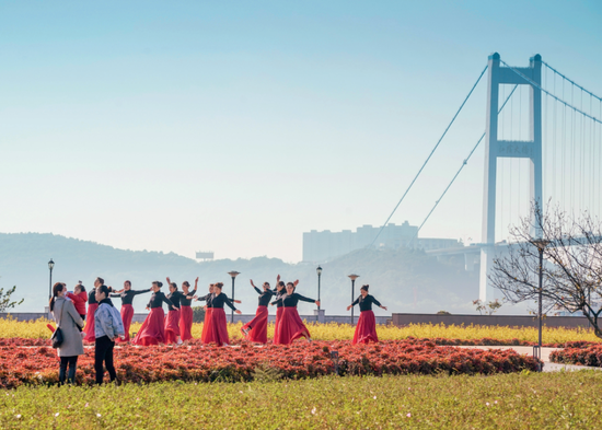 市民在位于江阴长江大桥北岸的音乐花海公园排练广场舞（2021 年 11 月 12 日摄） 杨磊摄 / 本刊