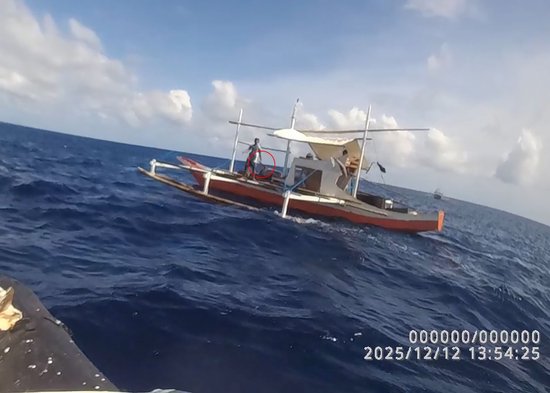 画面公开！菲方人员挥长刀挑衅中国海警