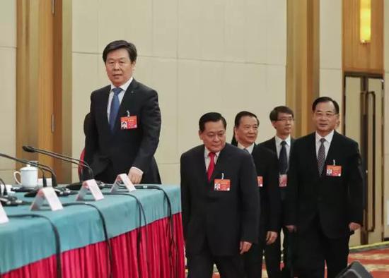 两会照片:2019两会现场照片精选 周强张军与人握手打招呼 3月10日,十三届全国人大二次会议新闻中心举行记者会,全国人大察和司法委员会副主任委员徐显明(左一)、全国人大财政经济委员会副主任委员尹中卿(左二)、全国人大教育科学文化卫生委员会副主任委员吴恒(左三)、全国人大环境与资源保护委员会副主任委员窦树华(右一)等就“人大督工作”相关问题答中外记者问。中国青年报·中青在线 中国青年网记者 李建泉/摄