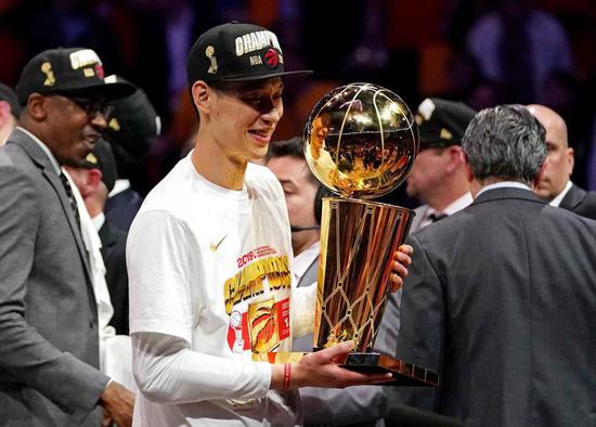  （当地时间2019年06月13日，美国奥克兰，18/19赛季NBA总决赛G6，勇士 VS 猛龙。林书豪捧起奥布莱恩杯。 图源：IC）