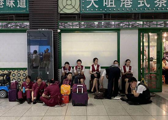 京沪高铁晚点:京沪高铁沿线列车晚点:部分旅客滞留北京南站 图片拍摄:唐俊