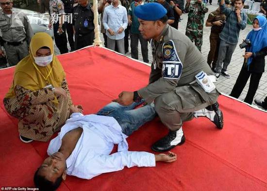 印尼一男子遭鞭刑100下中途昏厥 醒后被继续鞭打