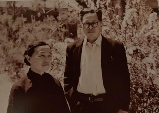 上世纪60年代，王淦昌与夫人吴月琴在中关村宿舍花园