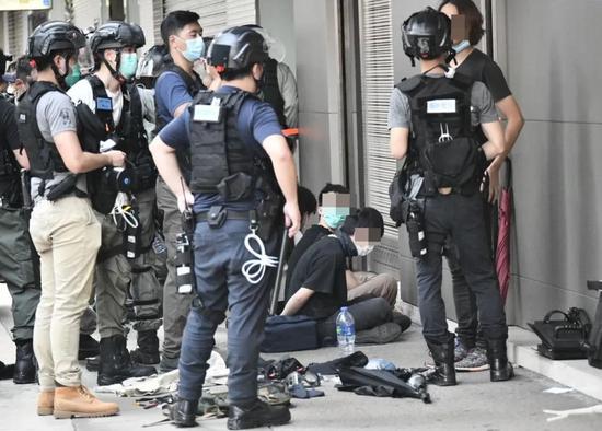 香港警方拘捕多人图源：香港《头条日报》