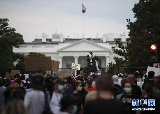 ▲6月4日，人们在美国华盛顿白宫前抗议。（新华社记者 刘杰 摄）