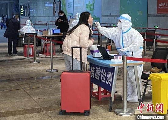  图为西安火车站为到达旅客进行核酸检测。　张一辰 摄