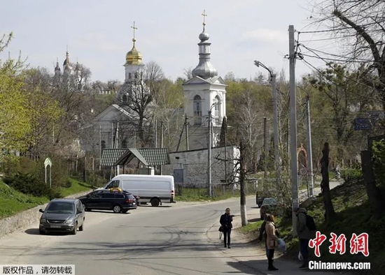 资料图：乌克兰民众在首都基辅街道上行走。