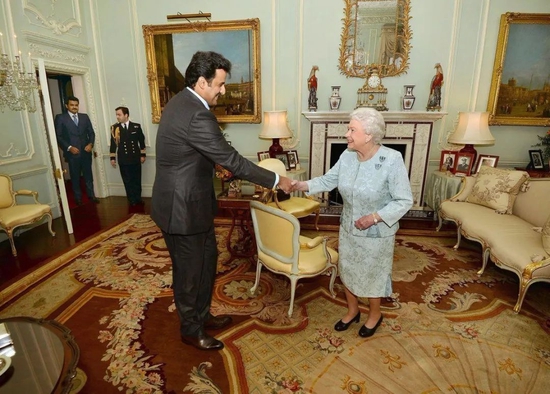  ·哈马德（左）在白金汉宫与英国女王伊丽莎白二世会晤。