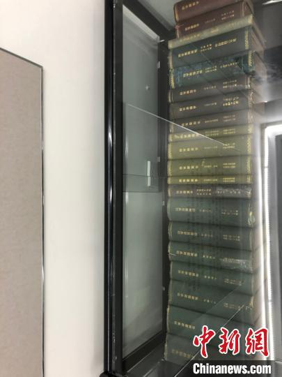 图为此次展出的展板和史料。（史轶夫摄）