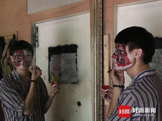 95后小伙爱上“扮鬼”:为进角色看300部鬼片(图)