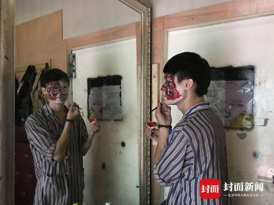 95后小伙爱上“扮鬼”:为进角色看300部鬼片(图)