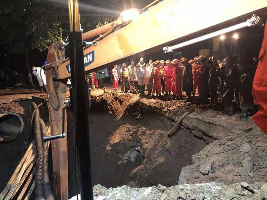 达州一处路面坍塌4名过路人被埋 一名女性获救送医