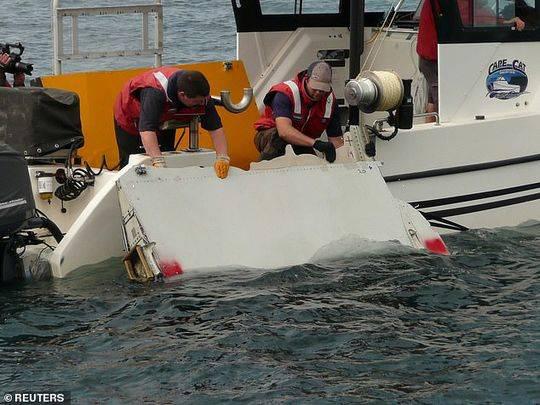 搜尋人員在測試與MH370相似的殘骸。