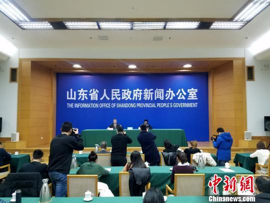 1月15日，山东省政府召开新闻发布会，介绍“中华老字号 故宫过大年”展有关情况。　孙广哲　摄