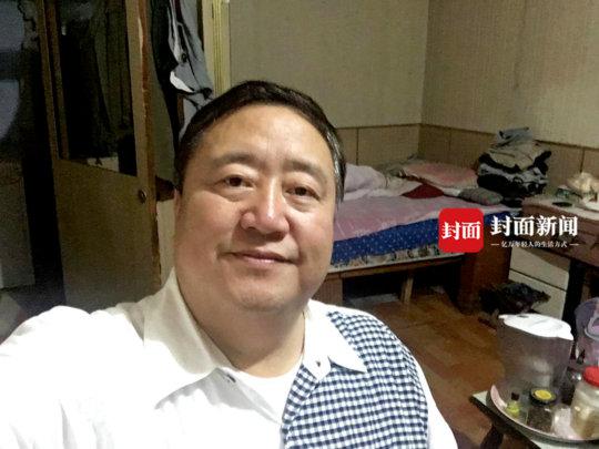 春晚笑脸哥:央视春晚未见“笑脸哥”?因身体问题或告别春晚 “笑脸哥”在哈尔滨家中近照
