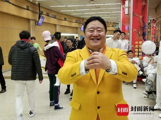春晚笑脸哥:央视春晚未见“笑脸哥”?因身体问题或告别春晚 “笑脸哥”在观看完2018年春晚结束后,向封面新闻网友们拜年。记者杜恩湖摄影