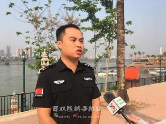 景洪市森林公安局法制中队副队长王裕禄接受记者采访。