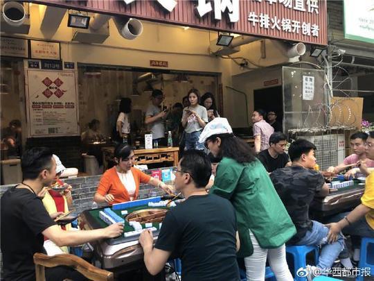 成都火锅与打麻将两不误/《华西都市报》