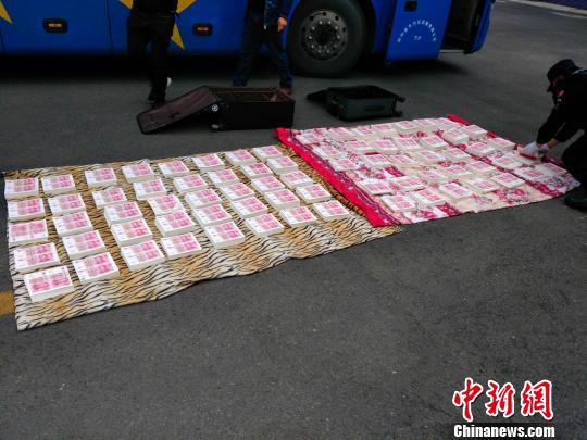广元警方查获大量假币。警方供图