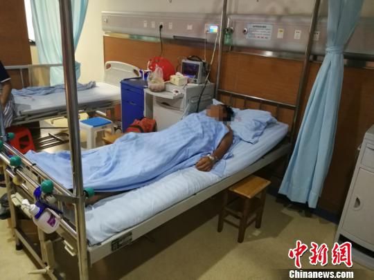 图为一名伤者在医院接受治疗 林浩 摄 图为一名伤者在医院接受治疗 林浩 摄