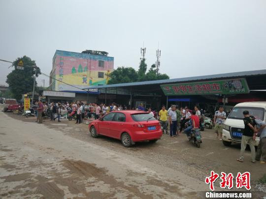 图为部分群众在现场等待救援 林浩 摄 图为部分群众在现场等待救援 林浩 摄