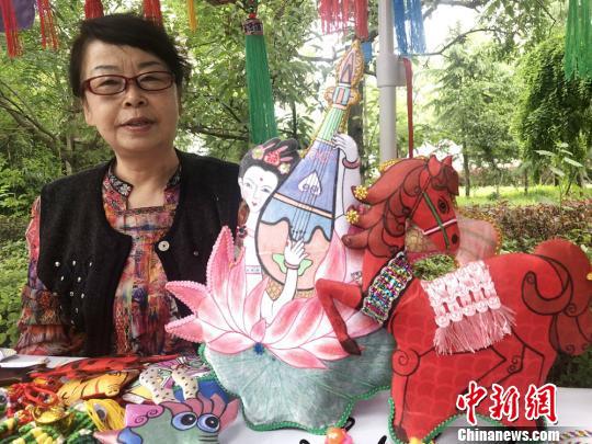 端午节前夕，痴迷敦煌文化的甘肃民间艺人丁永莲绣制了以“飞天”形象为主的香包。　徐雪　摄